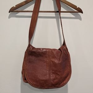 A Vintage dark brown leather shoulder bag. Medium sized.